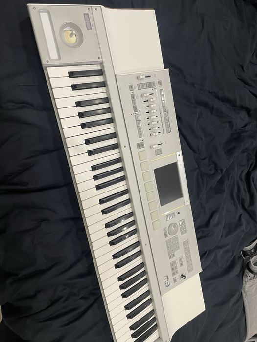 Продавам korg m3 като нов + калъф на korg