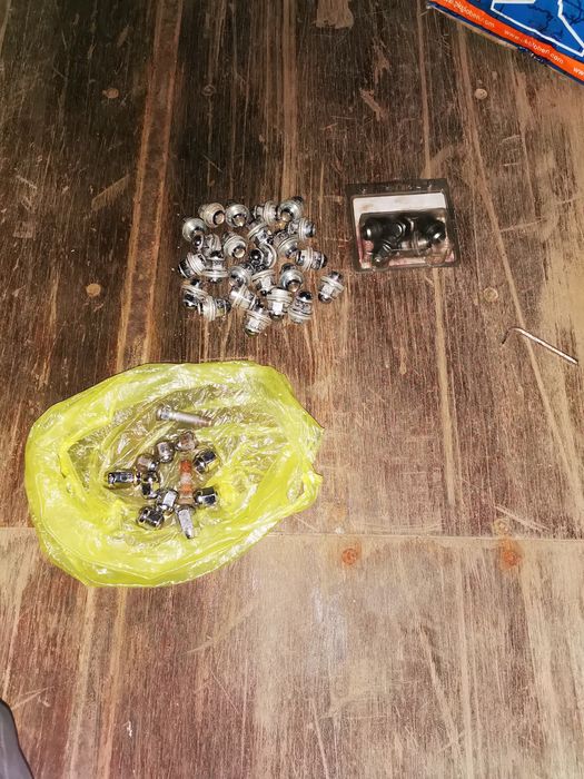 Продам оригинальные гайки