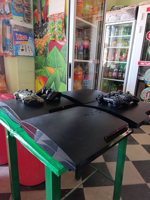 "PlayStation 3 Slim ideal holatda, joystik bilan".