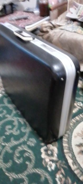 Чемодан на колесиках.дипломат