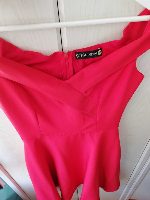 Rochie stofa subtire rosie in clos cu umerii goi - StarShiner