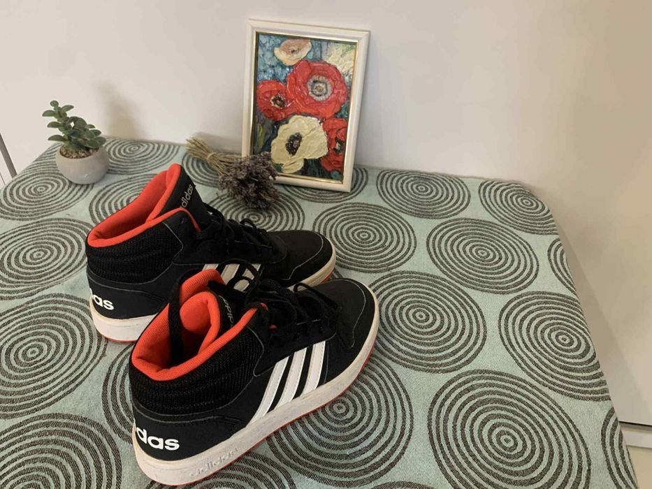 Страхотни боти Адидас и  Конвърс