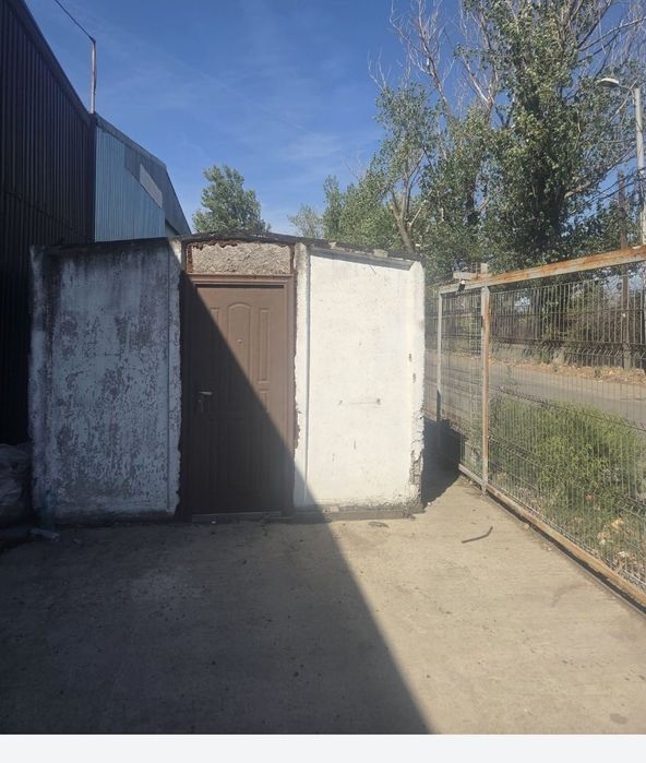 Garaj din beton cu uși pe față și spate