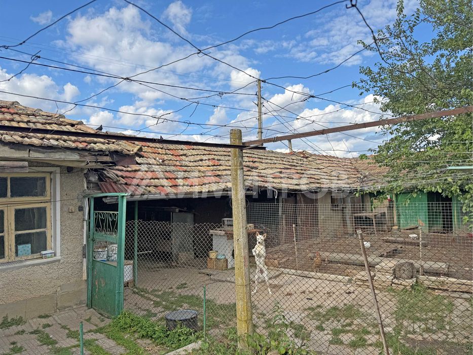 Продава еднофамилна тухлена къща с 1,2 дка двор в с. Ружица (обл. Шумен)