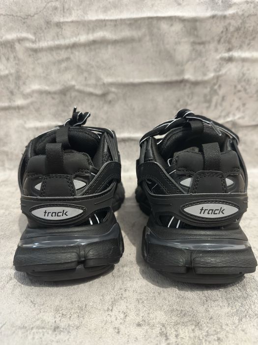 Balenciaga tracks fete