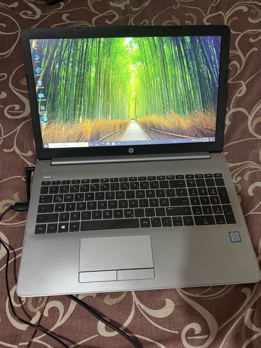 Laptop Hp i5 GENERATIA 8 256 Gb ssd m2 8 Gb DDR4 w10 pro 4GB PLACA VIDEO SHARE  jocuri instalate
