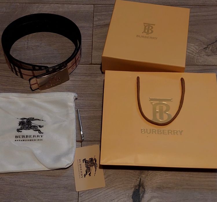 Curea Burberry aproape nou