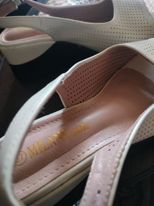 Продам босоножки новые