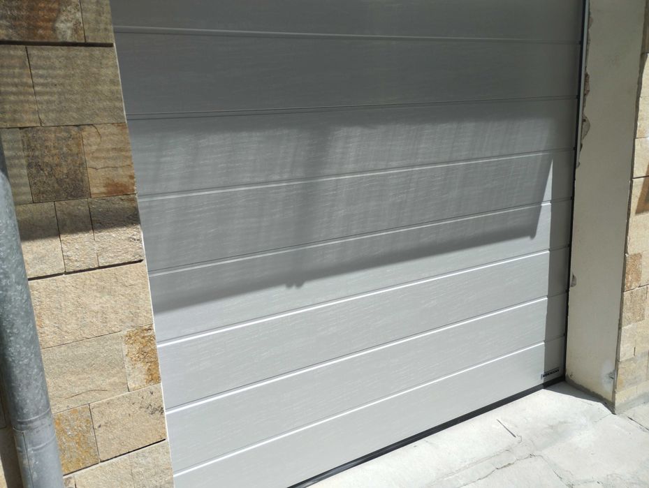 Немски гаражни секционни врати Хьорман модел Planar 2500x2000