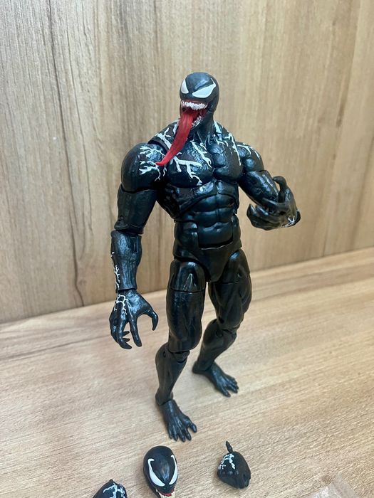 Figurina Marvel Legends Venom