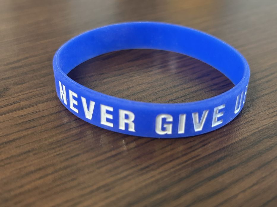 Силиконова гривна с релефен надпис Never give up