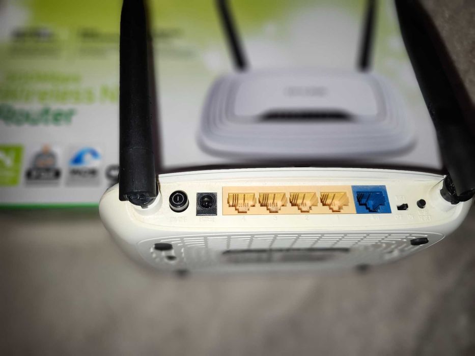 Router TP-Link TL-WR841N, 300Mbps Wireless N cu cutie originală și documentație completă