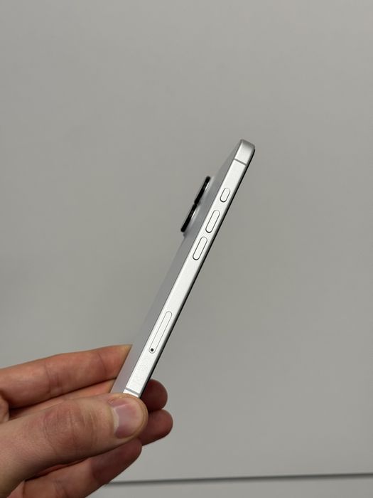 Продавам iPhone 16 5 цикъла