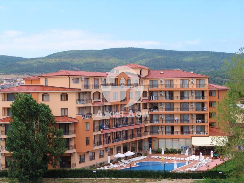 Продава се Двустаен апартамент в к.к. Слънчев бряг - 70 кв.м за 615 €/кв.м - Снимка #1