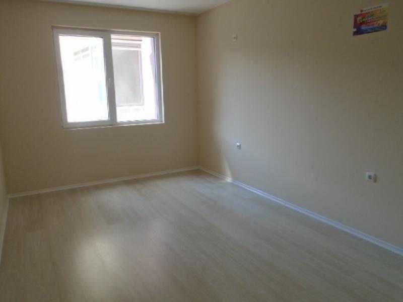 Дава се под наем Тристаен апартамент в Бургас, Славейков - 80 кв.м за 306 € - Снимка #2