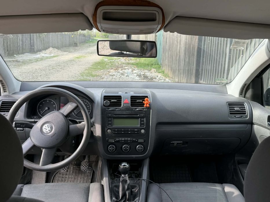Vand golf 5  si vreau seriozitate