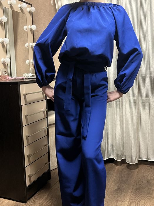 Элегантный костюм насыщенного синего цвета