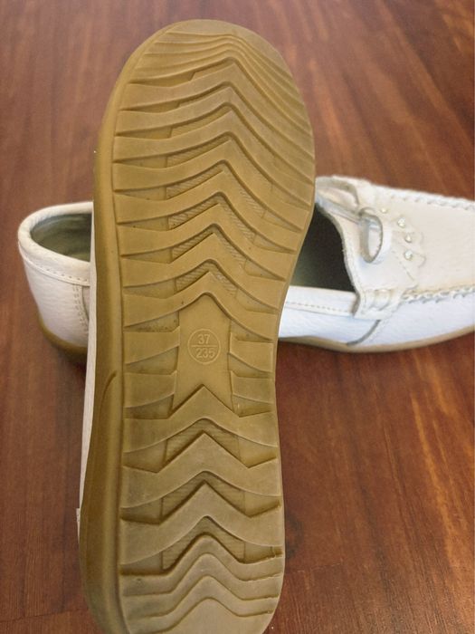 Продаю белые мокасины