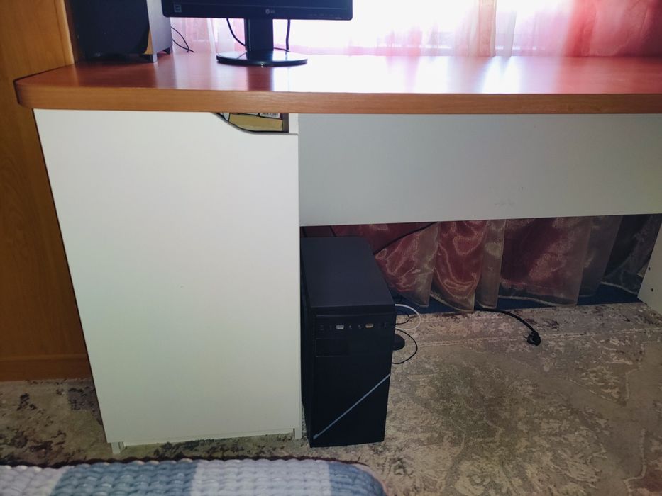 Продается стол тумбовый