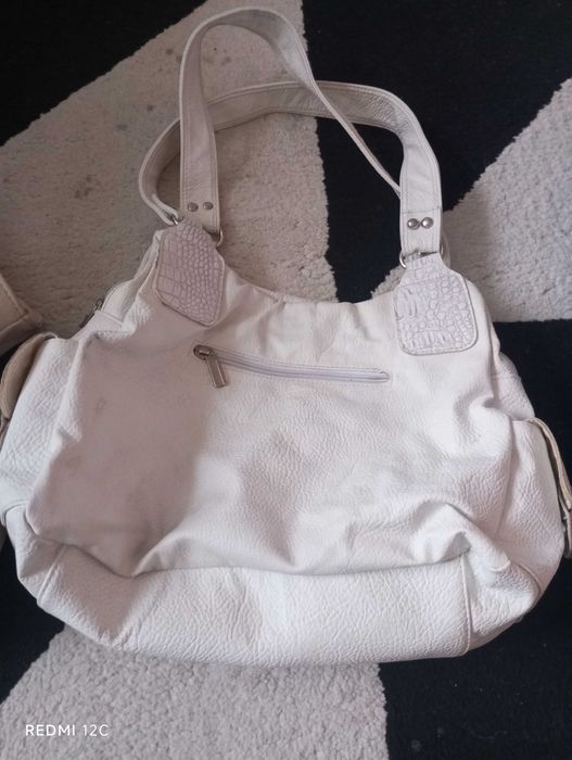 Два броя дамски чанти.