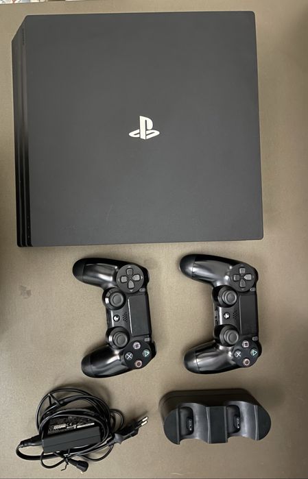 PS4 Pro 1TB, 2 геймпада, в хорошем состоянии