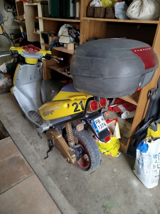 Продавам багажник за  скутер  Aprilia SR 50