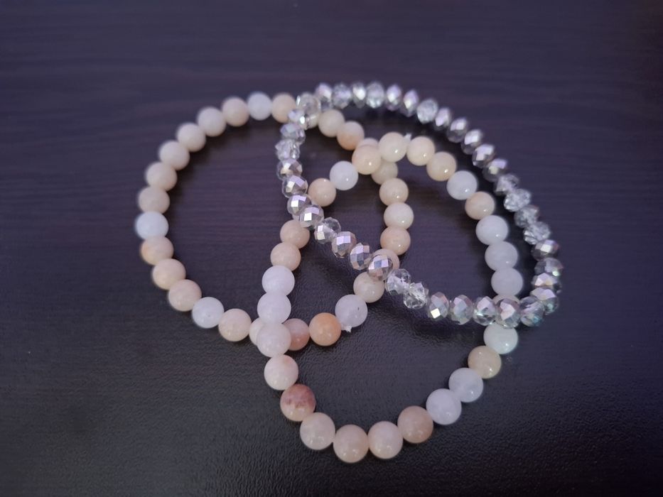 Комплект от гривни с естествени камъни и стъклени кристали