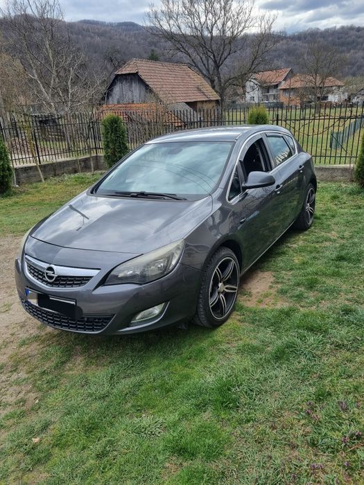 Vând Opel asta j 1.7 cdti 2010