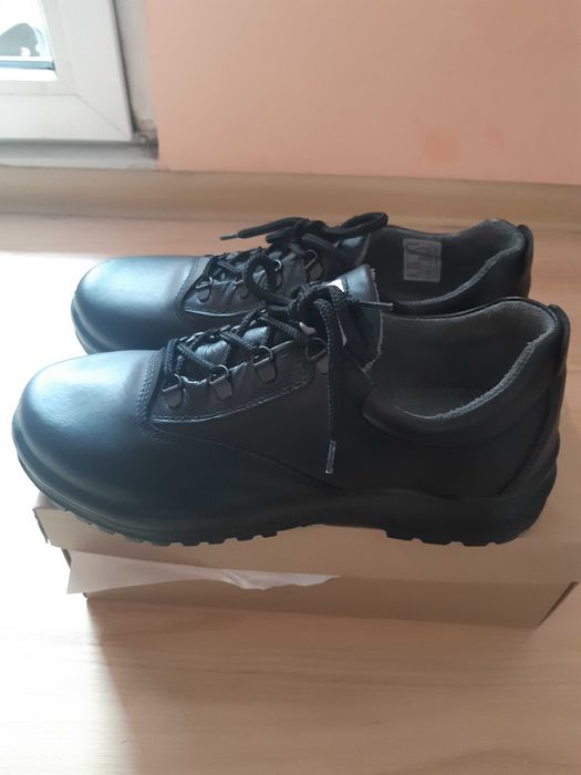 Обувки 1/2-ки, работни, мъжки и чисто нови в кутия