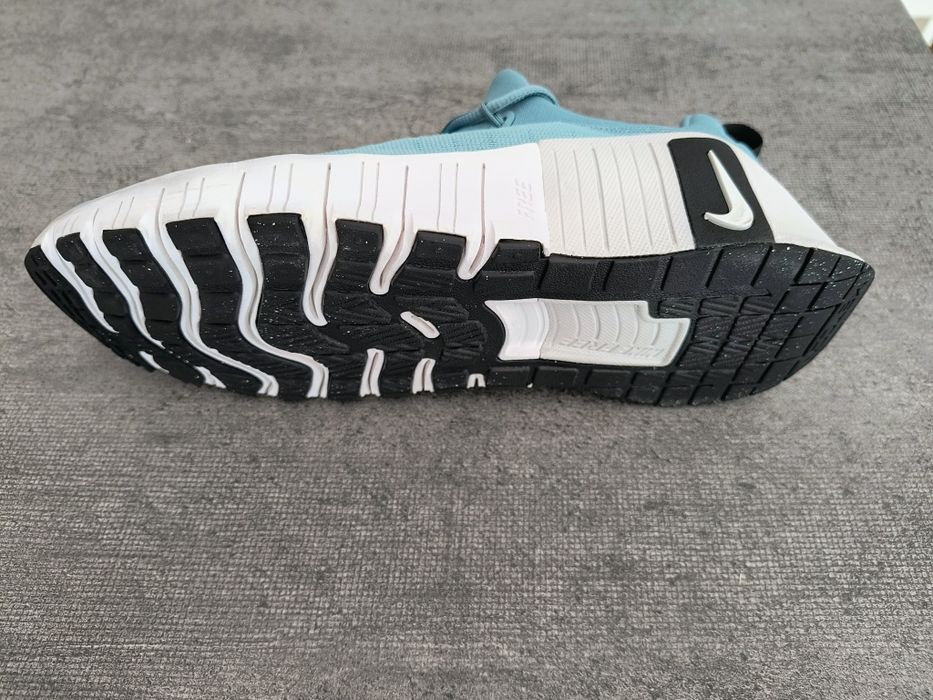 NIKE FREE METCON 6

Оригинални мъжки маратонки много добре запазени.Размер 41, 26 см. Използвани са за кратко.