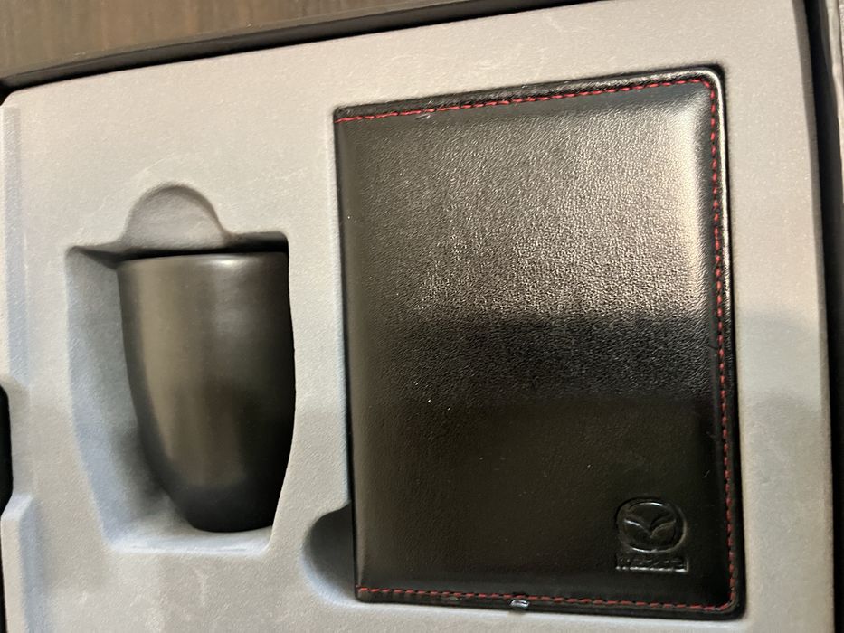 Vand portmoneu si cana kit mazda