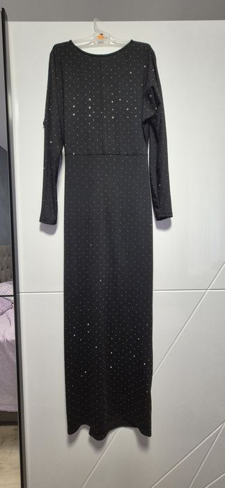 Rochie lungă neagră cu straturi, crăpata pe picior