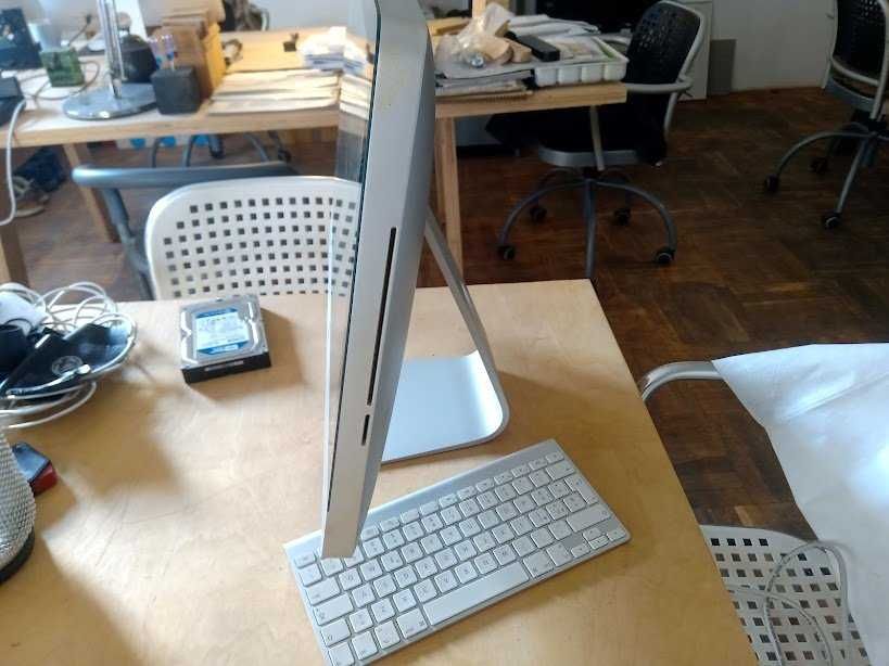 Apple iMac 21.5" 3,06 i3 2010 За части или ремонт