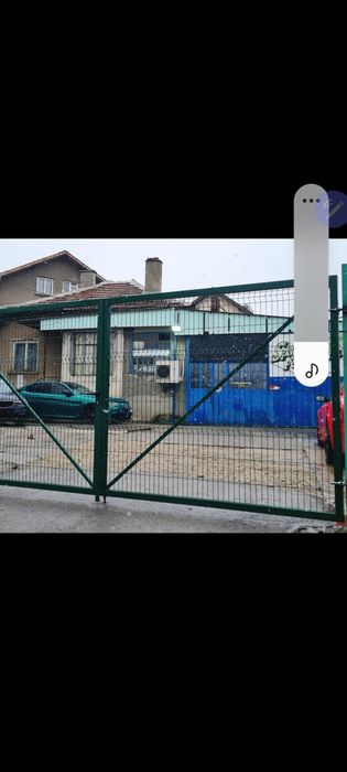 Ъглов УПИ с къща + гараж за автобус, две улици