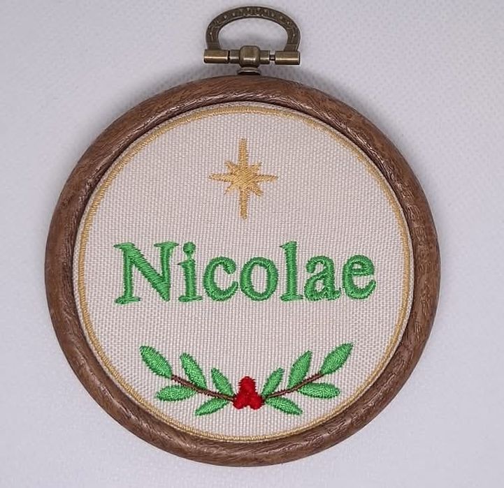 Glob brodat personalizat cu nume – ornament Crăciun handmade