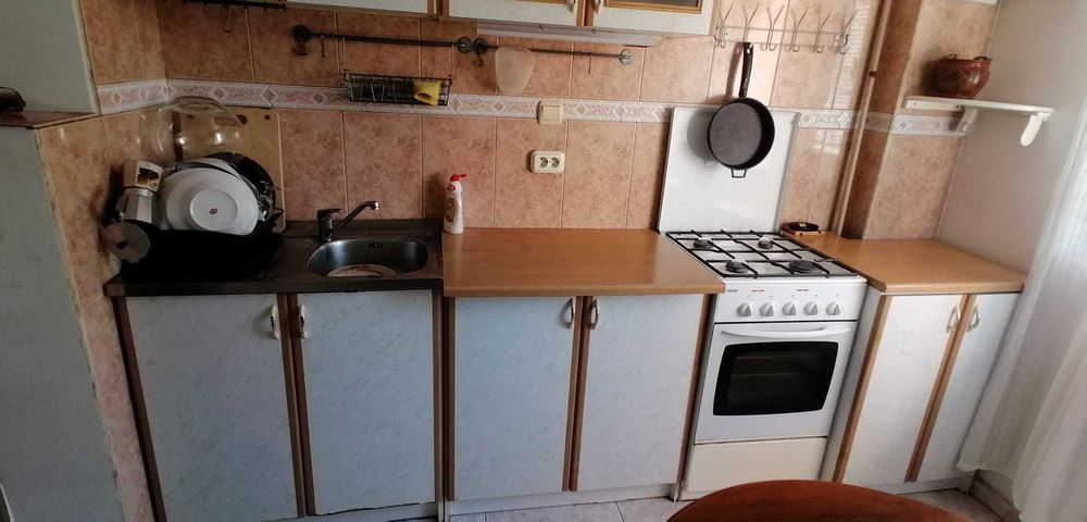 Coltar modular cubist, front lucru bucatarie si aragaz, table pat din lemn masiv natur