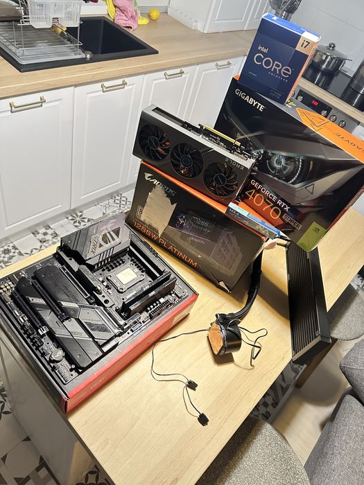 Pc gaming cu I7 13700K RTX 4070 S Eagle OC