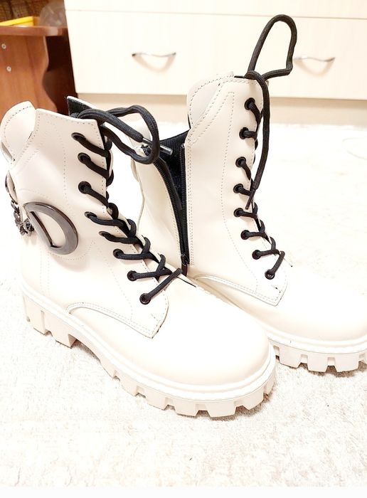 Продам ботинки женские