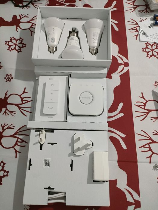 Pachet Philips  Hue - 3 becuri+ consola+intrerupator