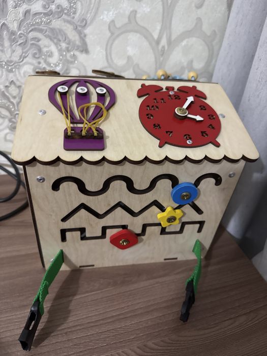 Развивающая  игрушка домик