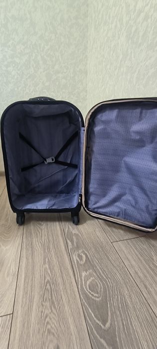 Продается чемодан маленький