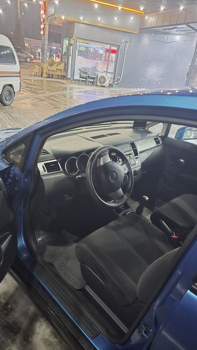 Nissan tiida SROCHNO sotiladi
