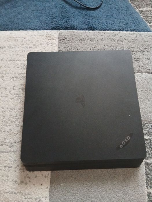 Vând playstation 4 în stare bună