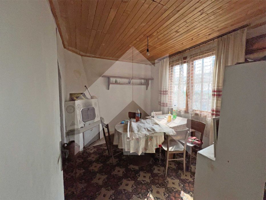 Продава БИЗНЕС имот СКЛАДОВЕ с ЖИЛИЩНА част в с. Стоян Михайловски