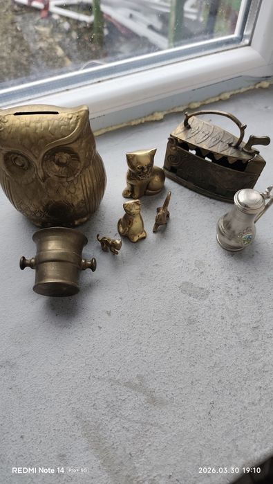 Vând 7 obiecte din bronz și una din cositor