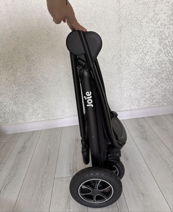 Продам коляску Joie