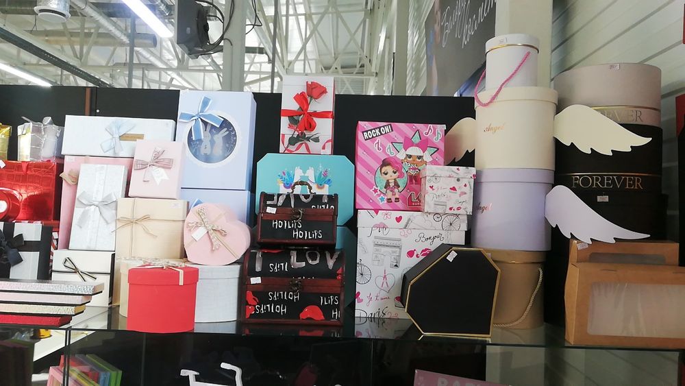 Пакеты коробки подарочные