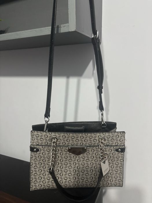 Сумка  фирмы Guess