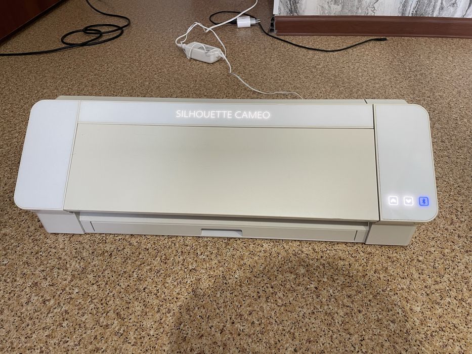 Продам режущий плоттер Silhouette Cameo 4