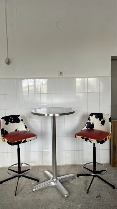 Scaune bar vintage anii ’50 – Cow Print / Rockabilly